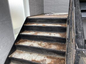 賃貸物件の屋内階段補修工事